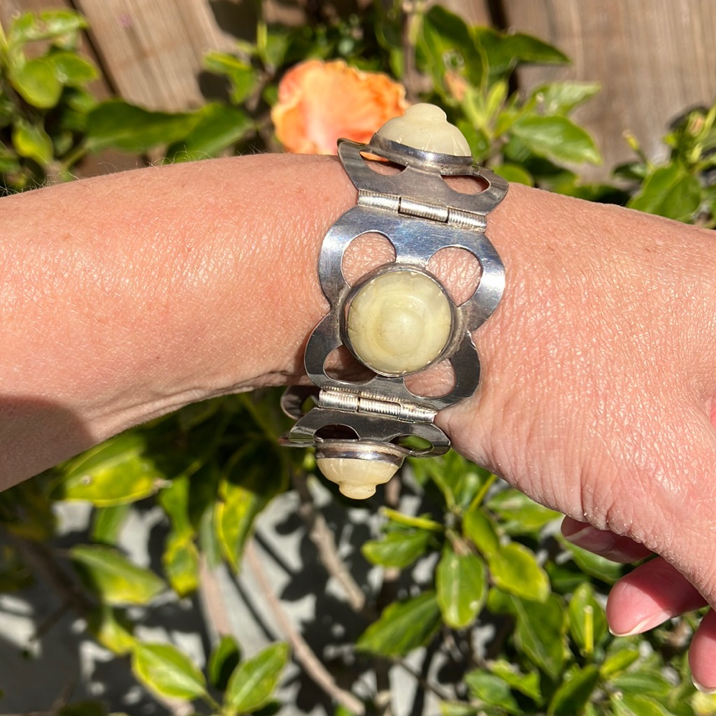 Rare Vintage Silver And Pale Yellow Mexican JadeAgate Dahlia Bud Bracelet 168$